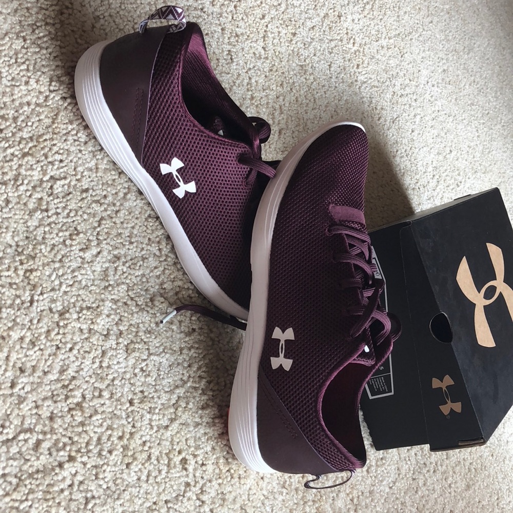 Maroon under armour tennis shoes
